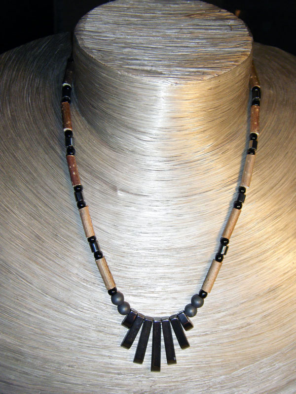 Collier en noisetier Collier en noisetier