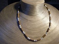 Collier bois de noisetier perles blanches et transparentes