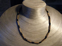 Collier bois de noisetier perles noires