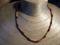 Collier bois de noisetier perles noires et rouges