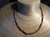 Collier bois de noisetier perles rouges et transparentes