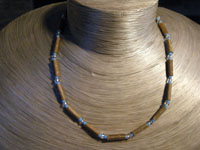 Collier bois de noisetier perles bleu clair et transparentes